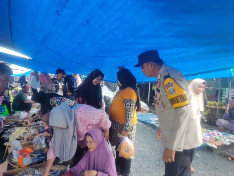 Personil Polsek Tempuling Himbau Pemilu Damai Kepada Warga Sungai Salak