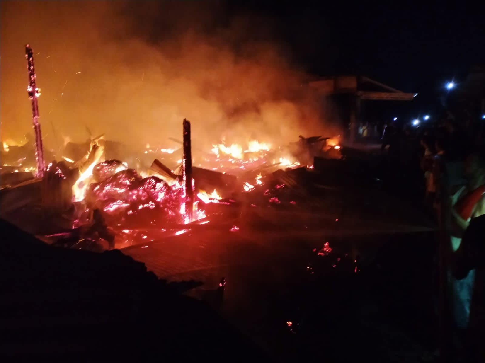Diduga Akibat Arus Listrik, Sebanyak 7 Unit Kios di Pasar Plamboyan Tapung Diterbakar