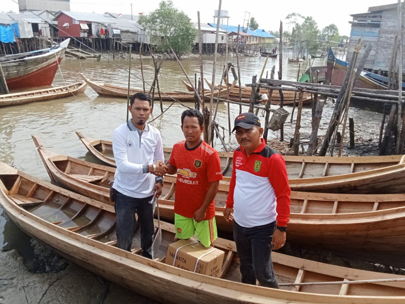 Program Ketahanan Pangan 2024, Kades Tanjung Pasir Bersama Camat Tanah Merah Serahkan Bantuan 20 Unit Pompong Kepada Nelayan