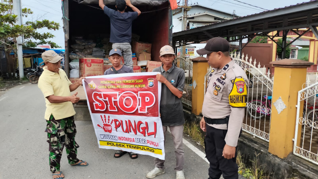 STOP Pungli, Personil Polsek Tempuling Sosialisasi Dengan Masyarakat