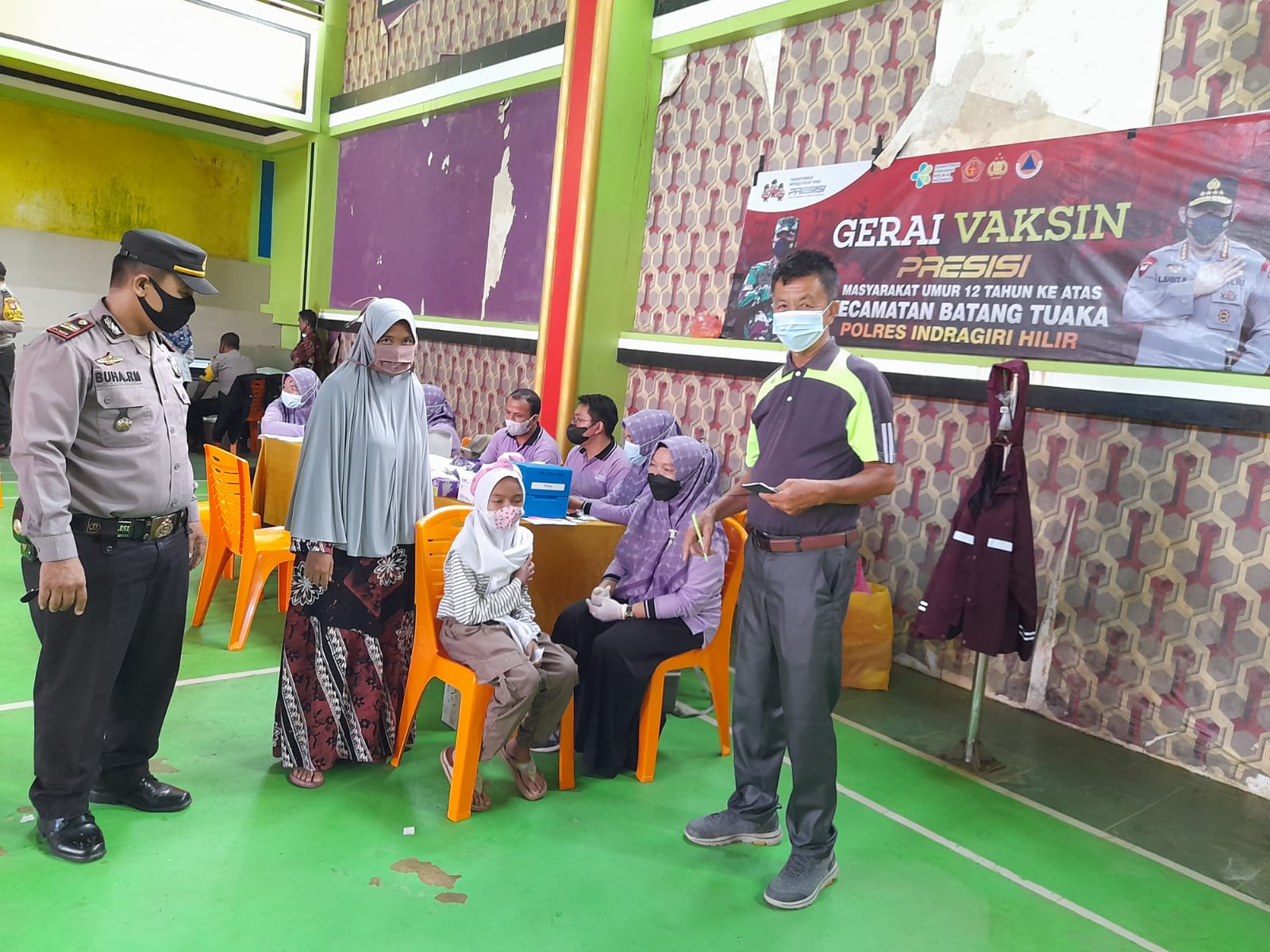 Ikuti Vaksinasi, Warga Kecamatan Batang Tuaka Dapat Minyak Goreng Gratis