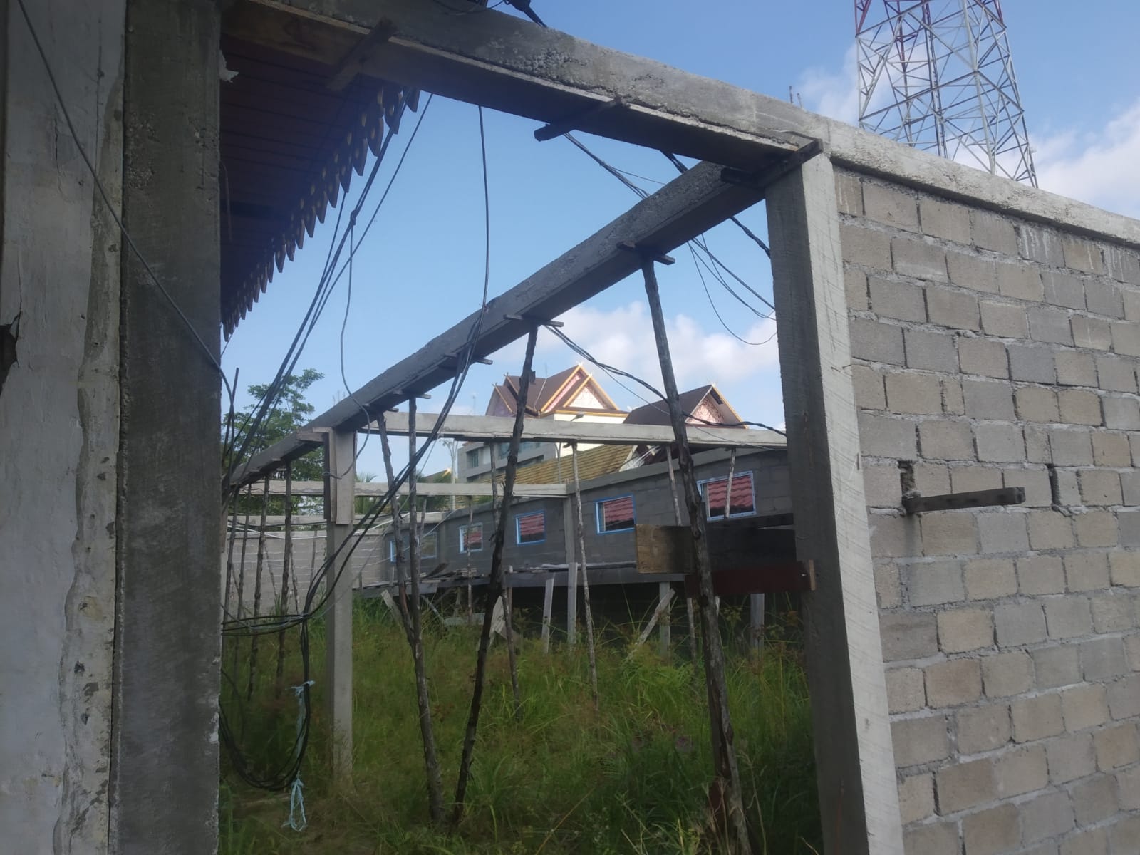 Aneh, Bangunan Gedung Baru di Sebelah Kantor Diskominfops Inhil Tidak Jelas Penanggungjawabnya.