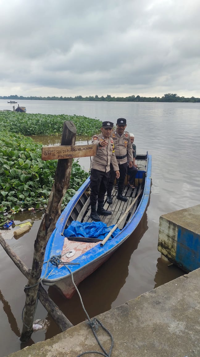 Gunakan Perahu Menuju Kelurahan Tanjung Pidada, Personil Polsek Tempuling Ajak Masyarakat Sukseskan Pemilu Damai