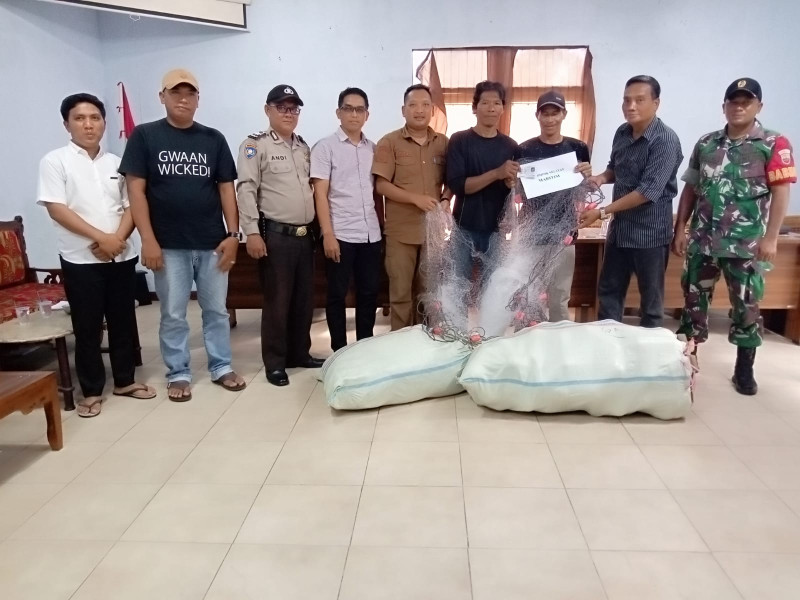 Program Ketahanan Pangan 2023, Pemerintah Desa Tanah Merah Serahkan 198 Bantal Jaring dan 4 Unit Pompong