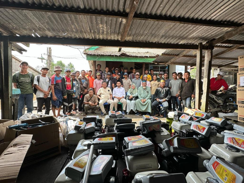 Warga Nelayan  Tiga Desa di Inhil Terima Bantuan Mesin Robin Dari Caleg DPR RI  Dari Partai Gerinda