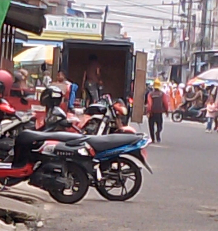 Meski Ada Edaran Bupati Tentang Pelarangan Aktivitas Bongkar Barang Dalam Kota, Masih Ada Pelaku Usaha Yang Membandel