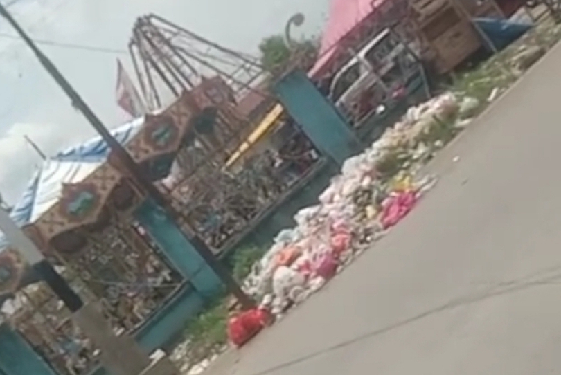 Sampah Berserakan di Jalan Baharudin Yusuf Tembilahan Hulu