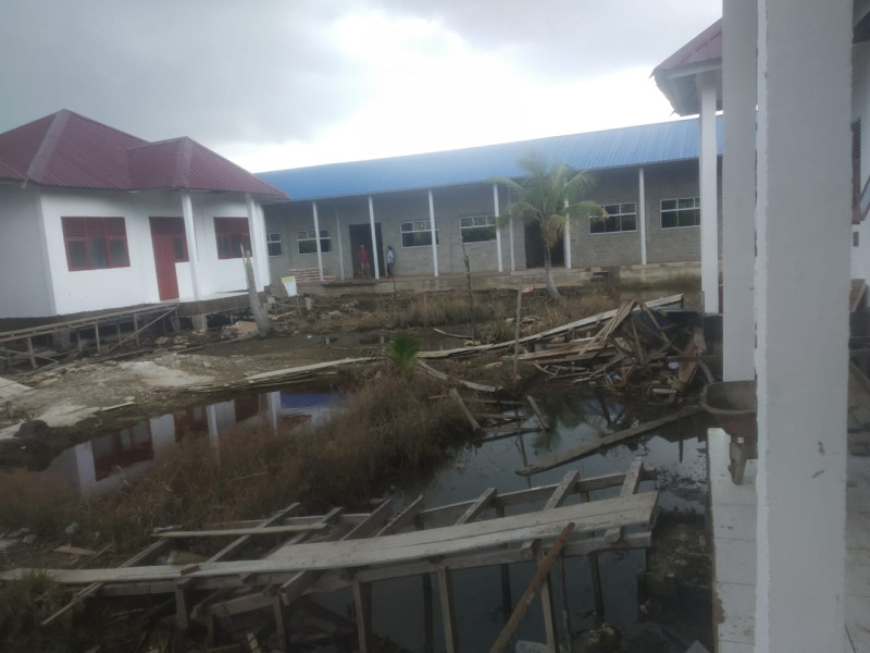 Proyek Swakelola Pembangunan SMA Tuah  Gumilang  Sungai Piring Kecamatan Batang Tuaka Tidak Selesai