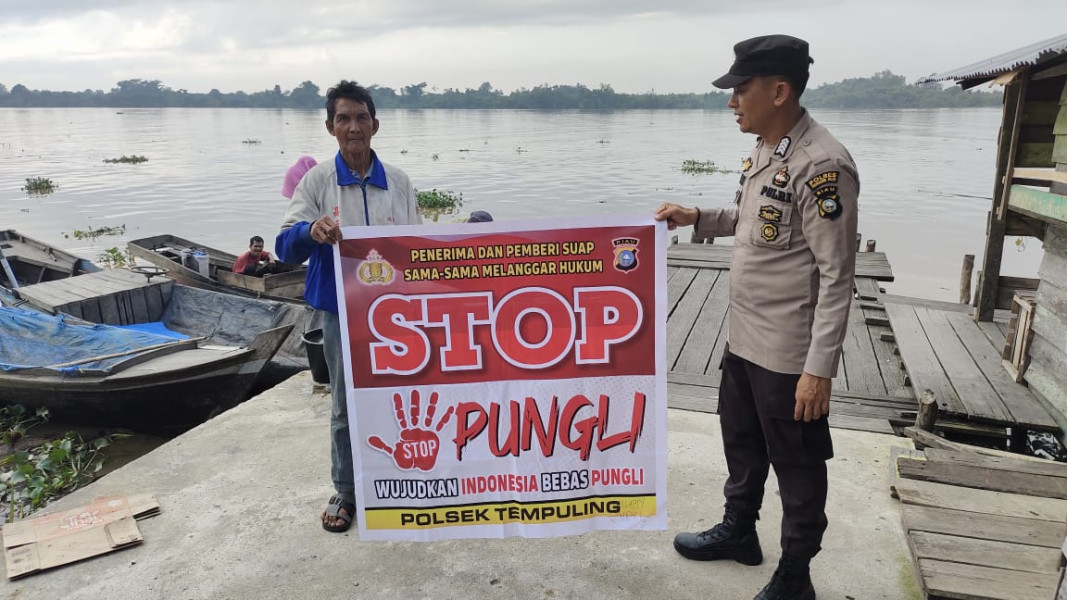 Personil Polsek Tempuling Sosialisasi Saber Pungli di Pelabuhan Sungai Salak
