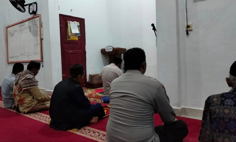 Usai Shalat Magrib Berjamaah, Personil Polsek Tempuling Silaturahmi Dengan Tokoh Agama