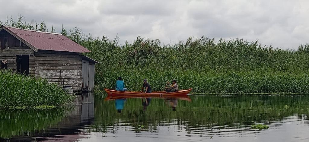 Dapat Bantuan Perahu Dari Polsek Tembilahan Hulu, Kini Keluarga Thalib Tak Lagi Berenang
