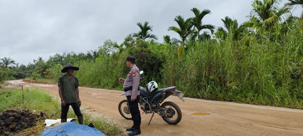 Dengan Sepeda Motor, Personil Polsek Tempuling Susuri Kampung Sosialisasi Pemilu Damai