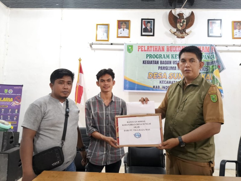 PT Tiga Raja Mas Salurkan Bantuan Untuk Korban Banjir di Desa Sungai Akar