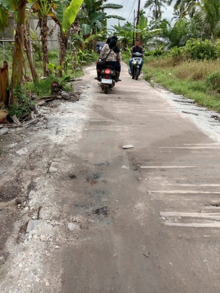 Jalan Penghubung Desa Sungai Luar Dan Simpang Jaya Sepanjang 1.7 KM Memprihatinkan