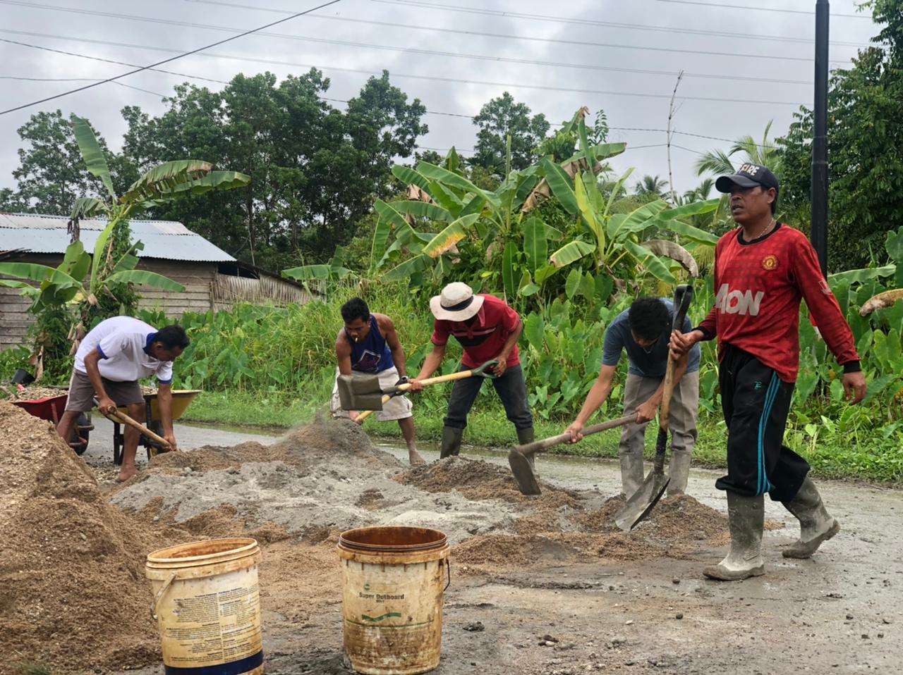 Masyarakat Tanjung Harapan Gotong Royong Lakukan Perbaikan Jembatan dan Jalan