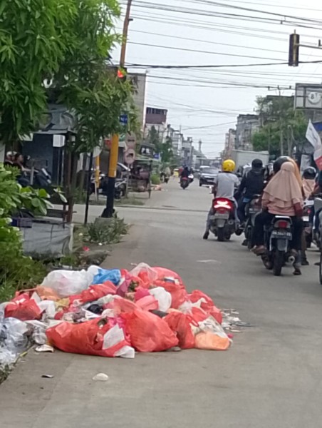 Sampah Berserakan di Jalan Batang Tuaka, Warga Pertanyakan Dana Kebersihan