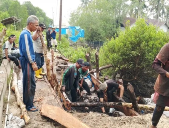 Pemdes Dan Warga Teluk Merbau Gotong Royong Baiki Kerusakan Tanggul