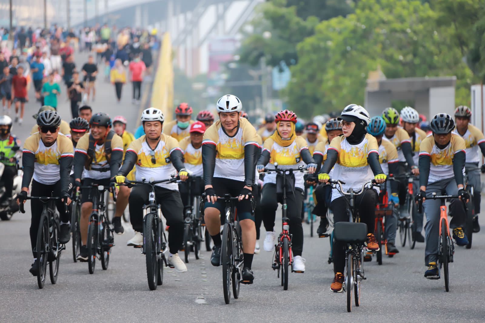 Fun Bike Hari Bhayangkara  Polda Riau Berlangsung Semarak, Brigade Band Persembahkan Lagu ‘Together We Are Strong’, Irjen Iqbal : Polisi Adalah Kita