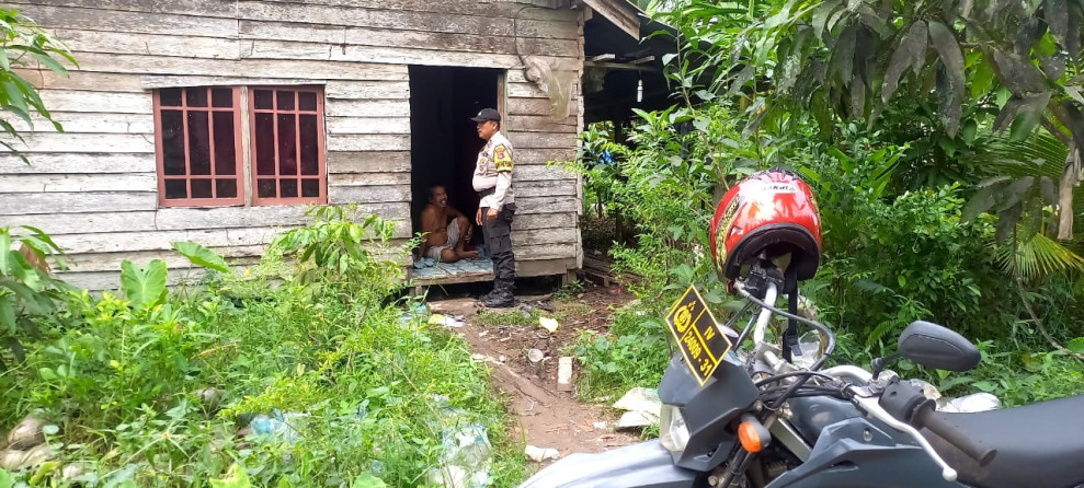 Personil Polsek Tempuling Door To Door Sosialisasikan Pemilu Damai 2024